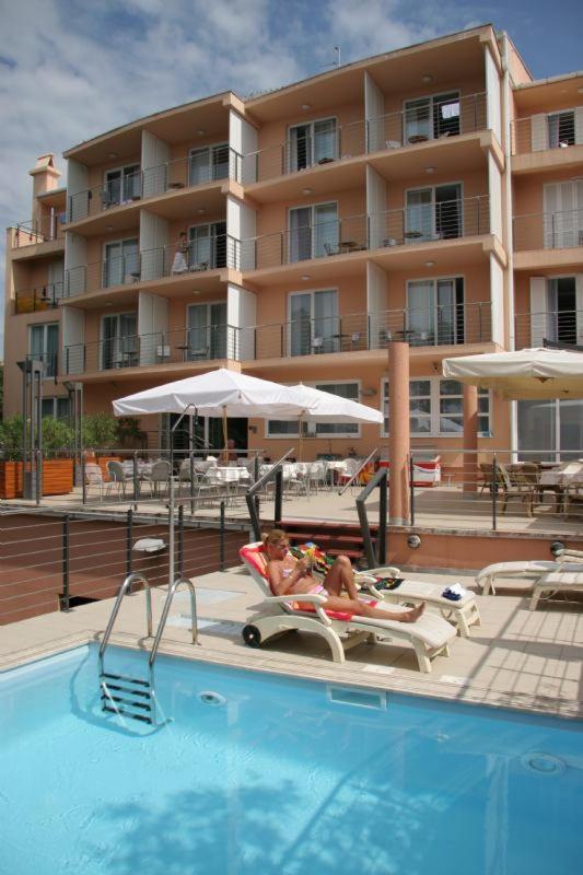Hotel Tamaris Нови Винодолски Екстериор снимка