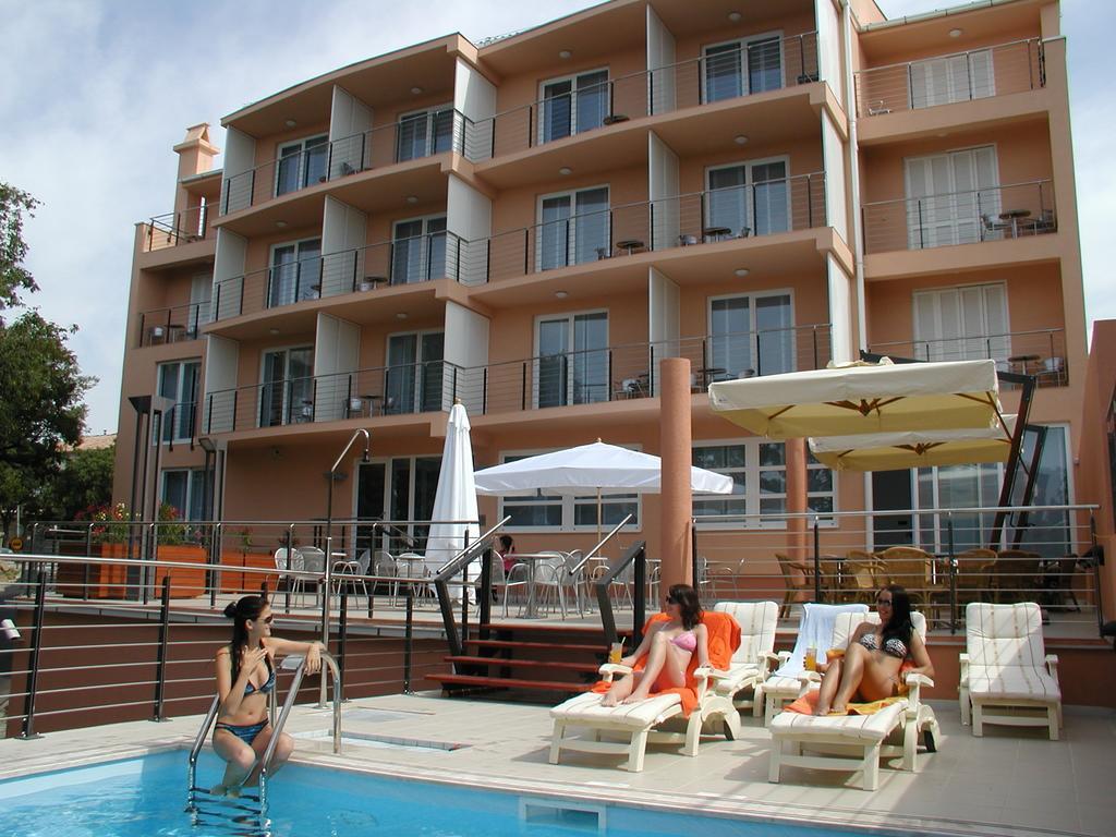 Hotel Tamaris Нови Винодолски Екстериор снимка